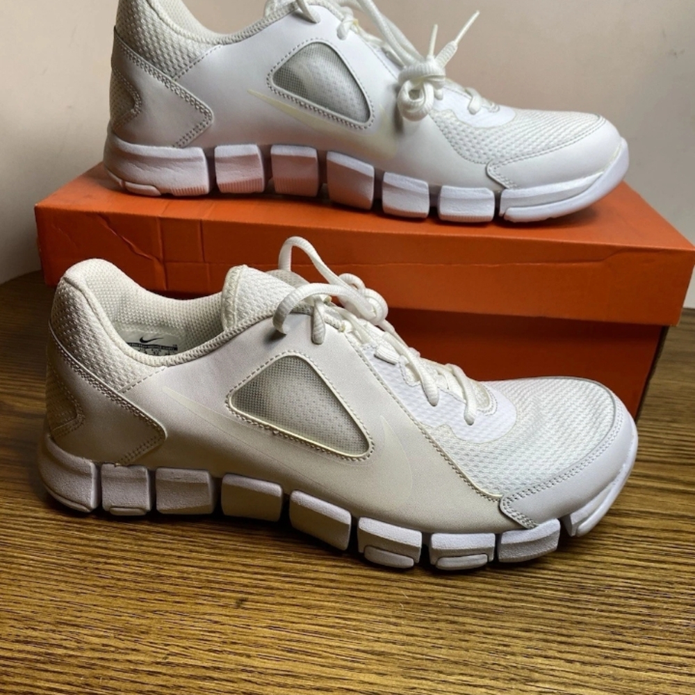 Nike White Athletic Shoes with Streamlined Silhouette Size 8.5M Mens